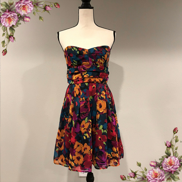 twentyone Dresses & Skirts - Adorable floral strapless dress.